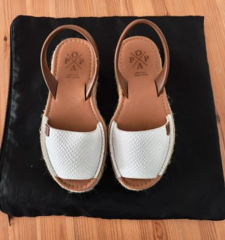 Sandalias blancas y marrones