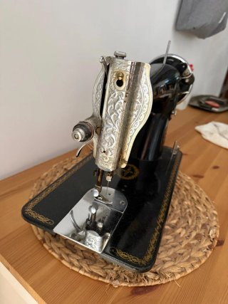 Máquina de coser Alfa antigua