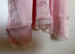 Camisón satén rosa con encaje blanco