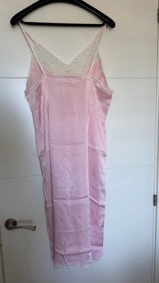 Camisón satén rosa con encaje blanco