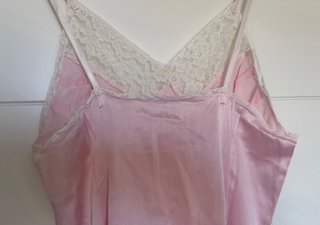 Camisón satén rosa con encaje blanco