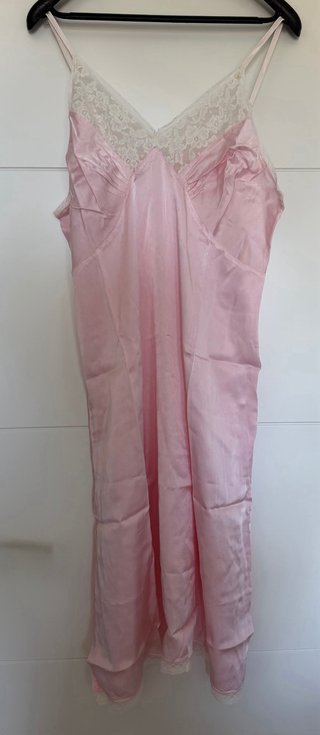 Camisón satén rosa con encaje blanco