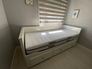 Cama diván blanca con cajones y colchones