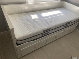 Cama diván blanca con cajones y colchones