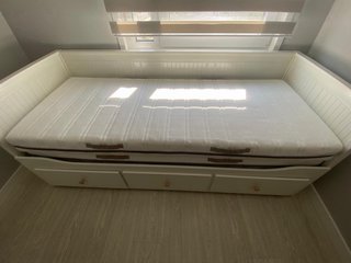 Cama diván blanca con cajones y colchones