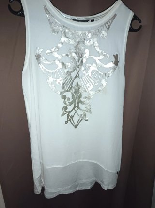 Camisa Salsa sin mangas plateada y blanca