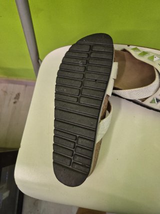 Sandalias Emas Plataforma Tachuelas Blancas