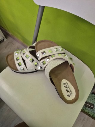 Sandalias Emas Plataforma Tachuelas Blancas