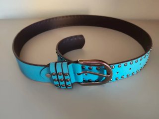 Cinturón azul con tachuelas