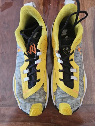 Zapatillas Under Armour Amarillas y Grises