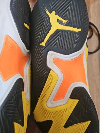 Zapatillas Under Armour Amarillas y Grises