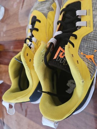 Zapatillas Under Armour Amarillas y Grises