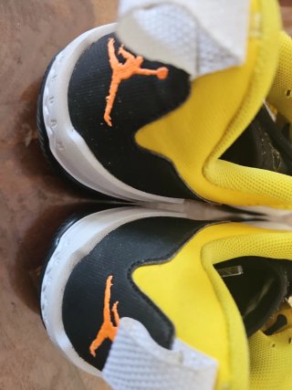 Zapatillas Under Armour Amarillas y Grises
