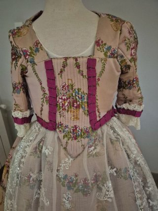 Traje de fallera de seda. Rosa maquillaje.