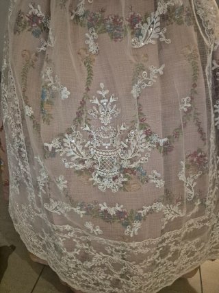 Traje de fallera de seda. Rosa maquillaje.