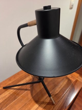 Lámpara de estudio negra con detalles