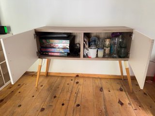 Aparador Ikea Bestå con patas