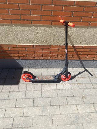 Patinete infantil naranja y negro