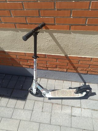 Patinete infantil naranja y negro