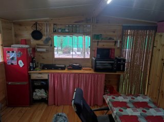 Caravana con casa de madera