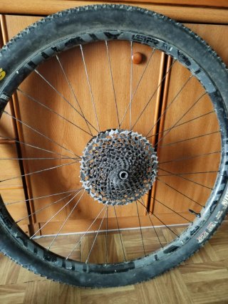 Lote piezas bici: Ruedas d 29, cascos, pedales.. T