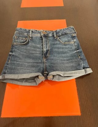 Falda corta Stradivarius y pantalón corto Bershka