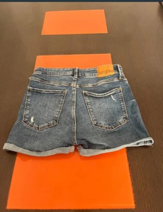 Falda corta Stradivarius y pantalón corto Bershka