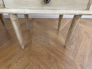 2 mesillas de madera decapadas a mano vintage