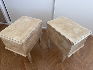 2 mesillas de madera decapadas a mano vintage