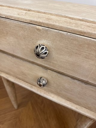 2 mesillas de madera decapadas a mano vintage