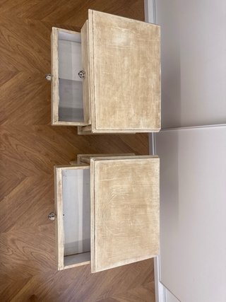 2 mesillas de madera decapadas a mano vintage