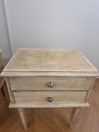 2 mesillas de madera decapadas a mano vintage