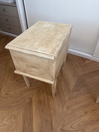 2 mesillas de madera decapadas a mano vintage