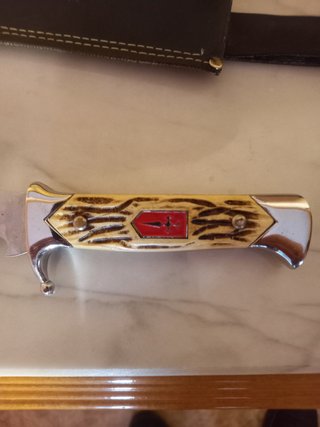 Cuchillo de metal y cuero