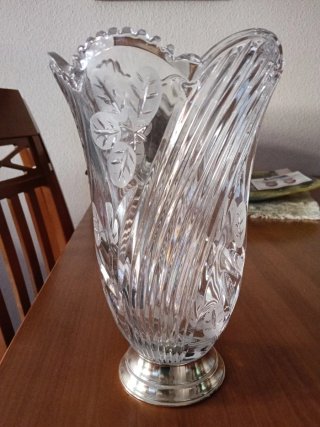 Jarrón de cristal con base dorada