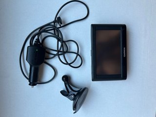 GPS Garmin coche nüvi 42 con cargador y su soporte