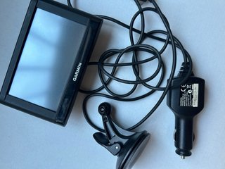 GPS Garmin coche nüvi 42 con cargador y su soporte