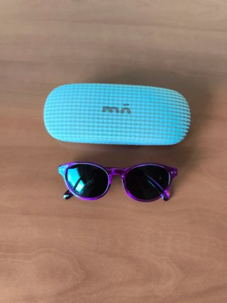 Gafas de sol moradas para niña
