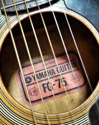 Guitarra Yamaha FG-75 Red Label