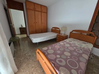 Habitación: 2 camas, armario y mesita