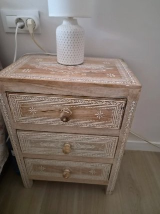 2 mesitas y Cómoda de madera con 9 cajones