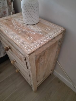 2 mesitas y Cómoda de madera con 9 cajones