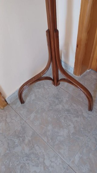 Perchero de pie antiguo madera marrón