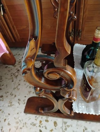 Camarera de madera labrada con copas