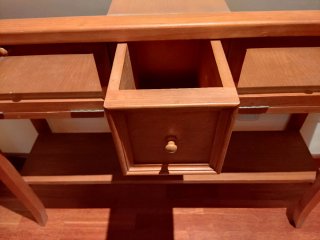 Consola de madera con tapa de cristal