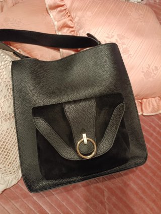 Mala preta com bolso frontal