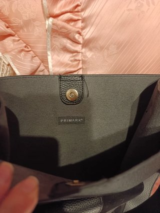 Mala preta com bolso frontal