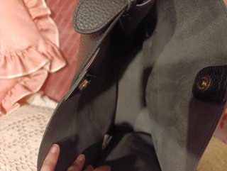 Mala preta com bolso frontal
