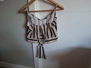 Blusa naranja lunares. Top de tirantes con rayas.