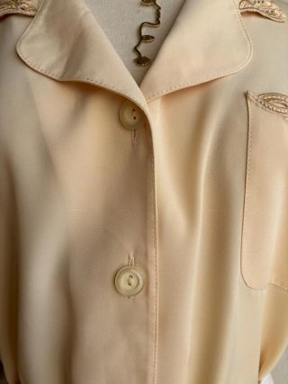 Camisa vintage beige con bordados dorados